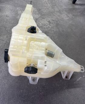 7.383.795 Freightliner 2008-2020 Cascadia Coolant Reservoir Radiator