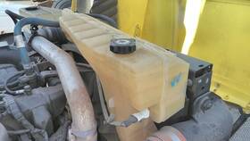 3772381 Peterbilt 2503221 579 Radiator Overflow Tank