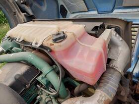 3394398 Volvo 2168325 Vnl Radiator Overflow Tank 2015