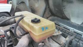 3892206 Volvo 2592992 Vnl Radiator Overflow Tank